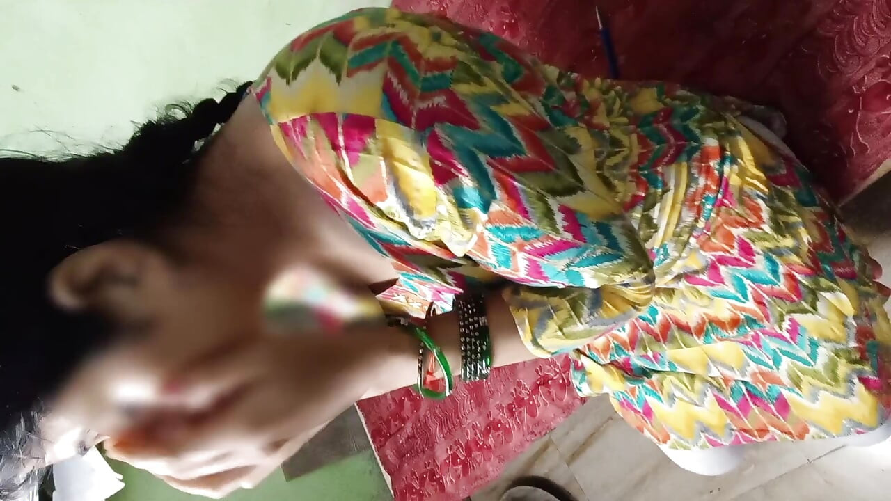 Fată sexy indiană desi își invită iubitul să colajeze în camera lui și