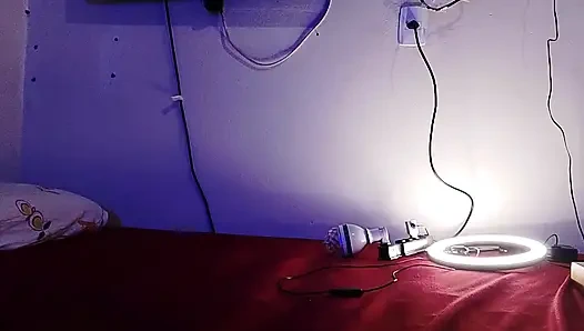 Hanya bercanda menempatkan gadis nakal itu untuk mengisap dan membiarkan persetan itu berguling di bulunya.