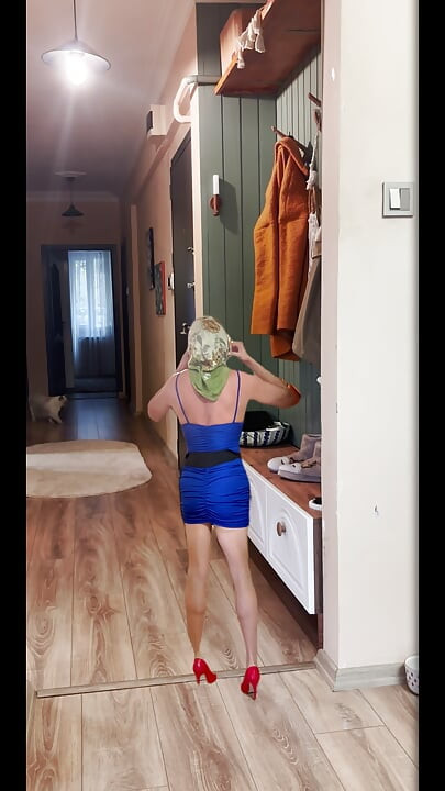 My very short stepmother's Christmas dress is very sexy.