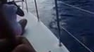 Seksowna dziewczyna robi selfie w łodzi.mp4