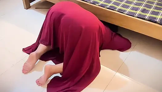 Tante seksi ini terjebak di bawah ranjang dan melucuti pakaian pantat bahenolnya saat dia ngentot sama pembantunya di kamar hotel