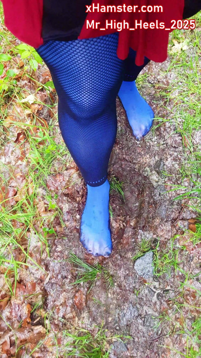 Running in blue pants but without shoes in the mud