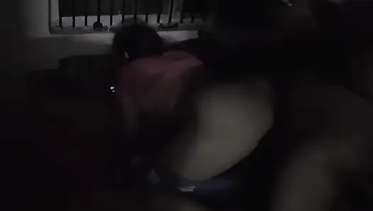 Hintli genç kızın büyük götü hintli oğlanla sikişiyor