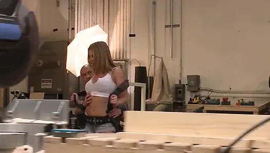 Büyük memeli Glamorous_scene_2_sexy büyük memeli sarışın iş yerinde tahrik oluyor ve iş arkadaşını sikiyor.