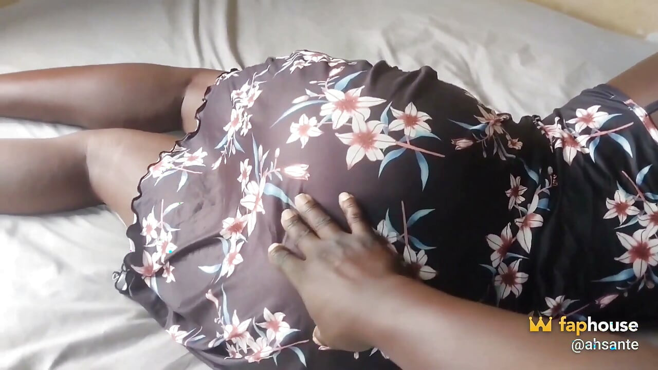 Seksi Afrikalı orta yaşlı seksi kadın amcık sikişinin ardından ilk kez anal seks yapıyor