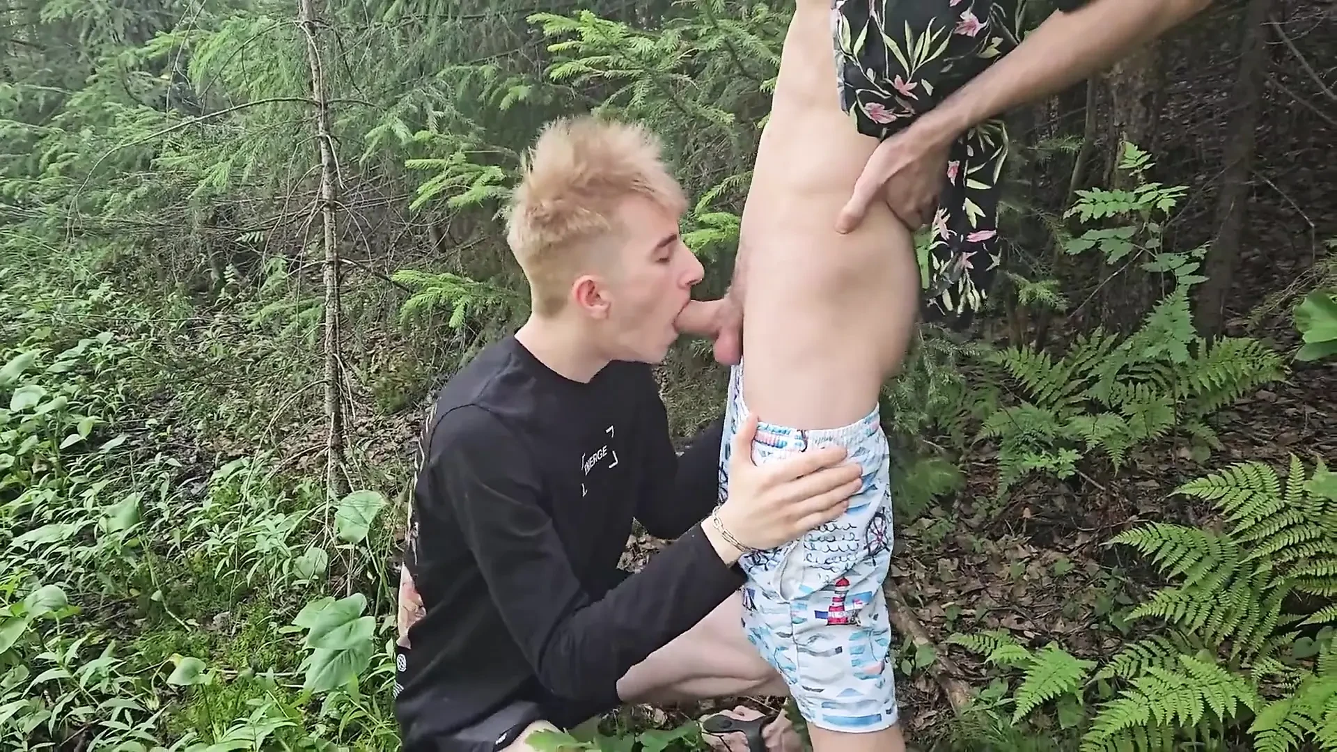 Chupou um cara com um pau grande na floresta, gozada no rosto