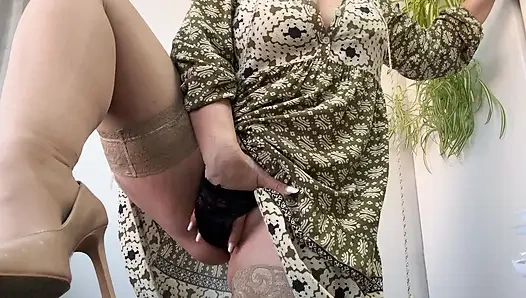 Çoraplı ve yüksek topuklu azgın olgun üvey anne mastürbasyon yapıyor ve ayağını masaya koyuyor