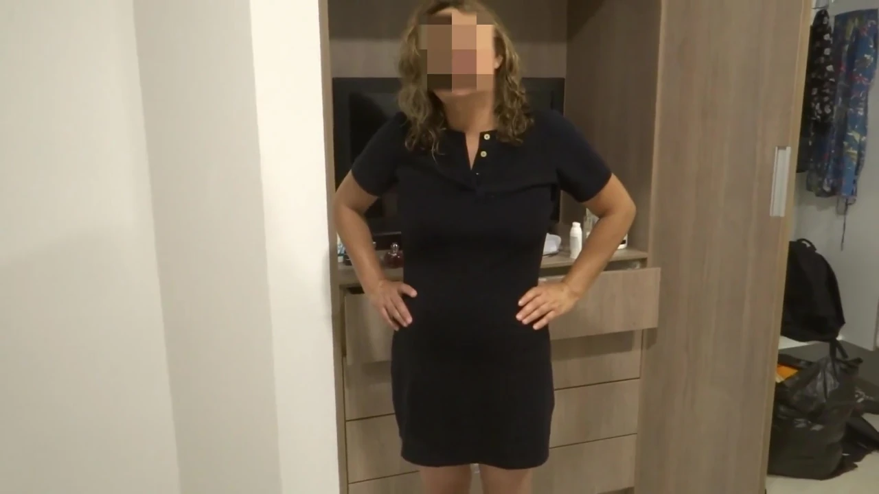 Üvey annemin banyo yaptıktan sonra giyinişini izlerken mastürbasyon yapıyorum, bana götünü gösteriyor