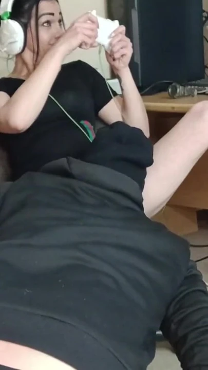Känslosamt ögonblick från "Gamer girl fucked while gaming online"