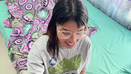 Sara azgın üvey erkek kardeşinin büyük yarağına biniyor ta ki güçlü bir orgazm olana ve fışkırtana kadar