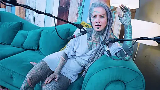 P hakkında konuşuyorum - tutku - asmr podcast sfw konuşuyor gotik sıska kız dreadlocks dövmeli model dövmeli kız