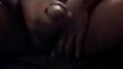 Une grosse bite noire regarde du porno au téléphone se branler (caresse rapide et éjaculation)