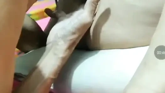 Она отличная трахающаяся домохозяйка