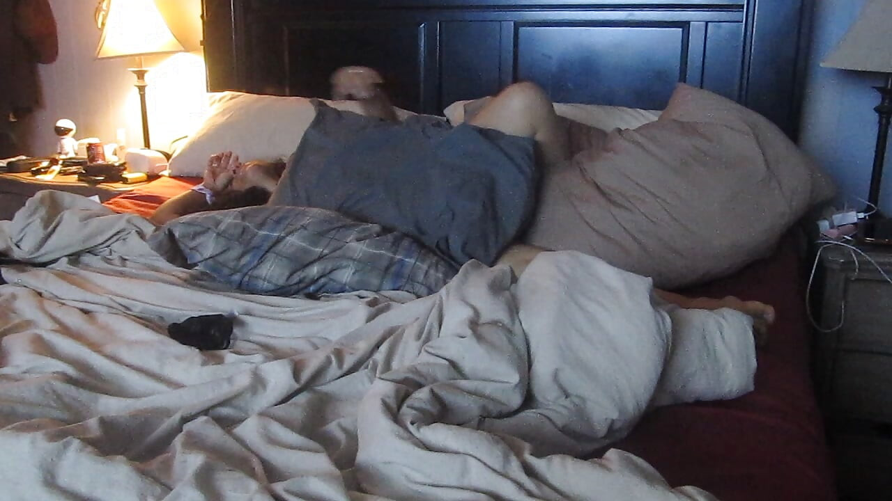 CHUPANDO BUCETA E ORGASMOS SOLO NO TRAVESSEIRO