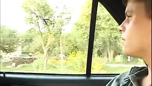 Зрелая брюнетка поглощает член в дикой групповой трахе на улице