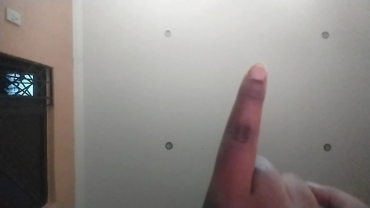 Linda  18+ presenta sus hermosos pies limpios para su disfrute a cambio de todos sus activos financieros.