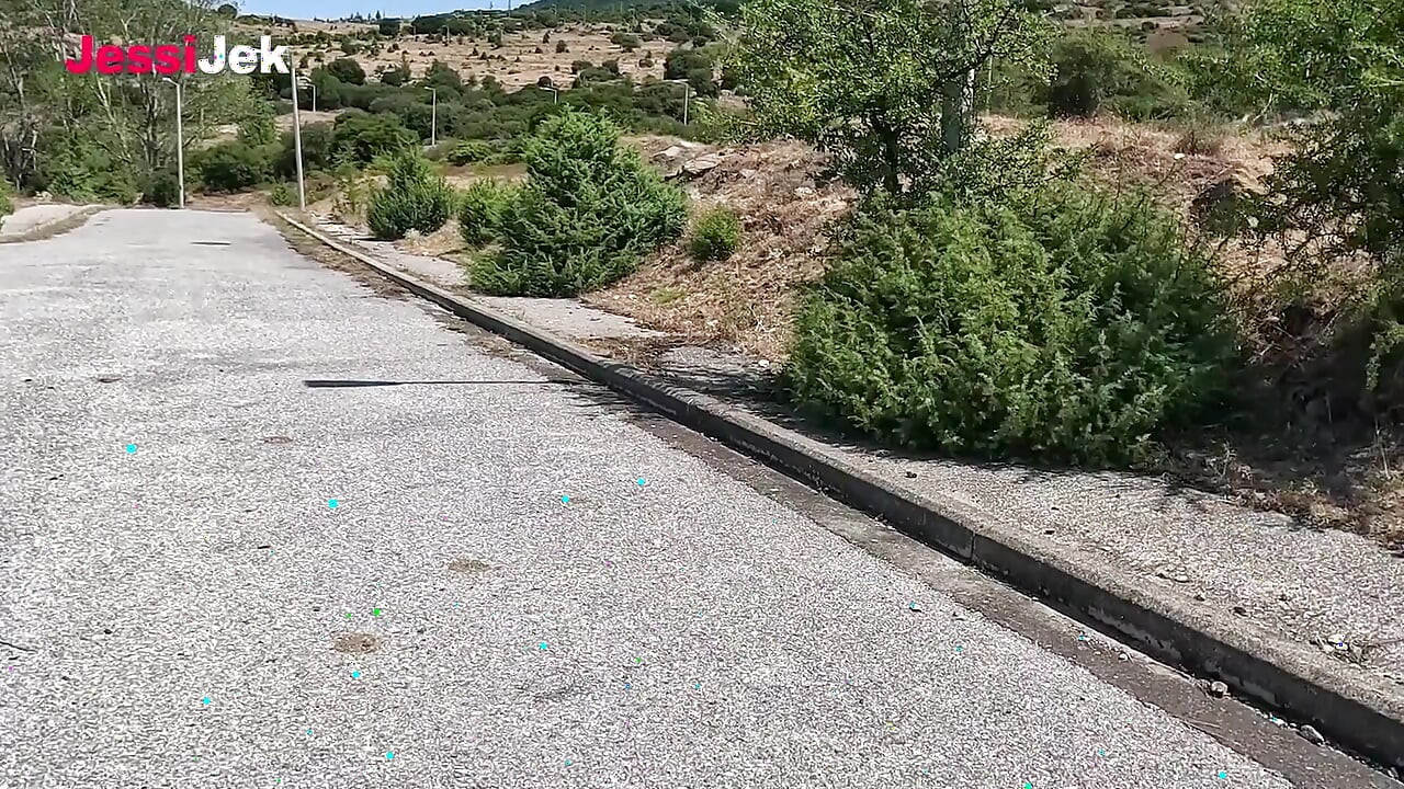 Futai anal în aer liber pe stradă și ejaculare de două ori în fată excitată pe role Jessijek