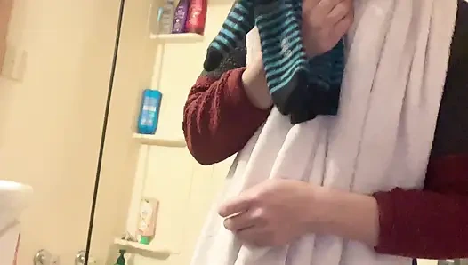 Крошечные сиськи Hana так хорошо ее в ванной, закончился душ