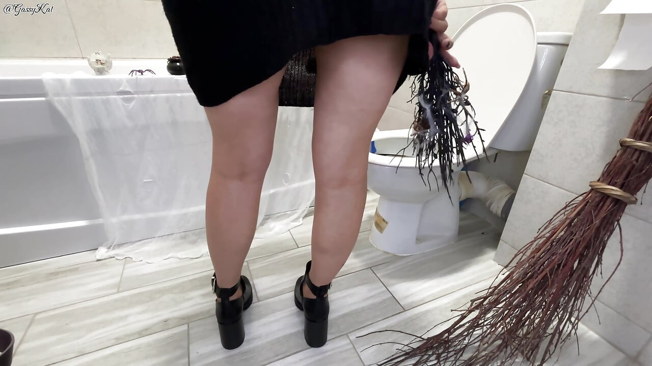 Queen Fart Throne: Adams Spooky Toilet