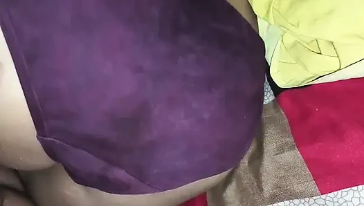 Aku meluncurkan celana dalam adik iparku dan celana ketat dan menggosok memek dan pantatnya, memek basah menjadi