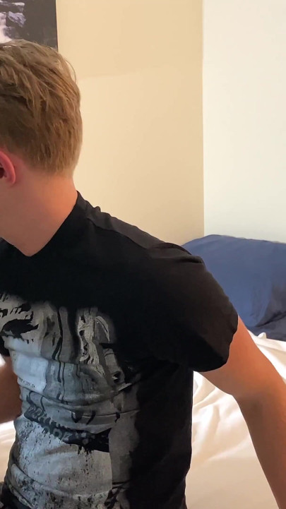 Büyük yaraklı sarışın adam süper seksi kadın kılıklıyla sikişiyor