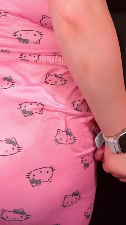 Izazov za spermu pre poslovnog sastanka (1 minut). Polu sin svršava odmah na maćehinom hello kitty pidžamas | Klip 1