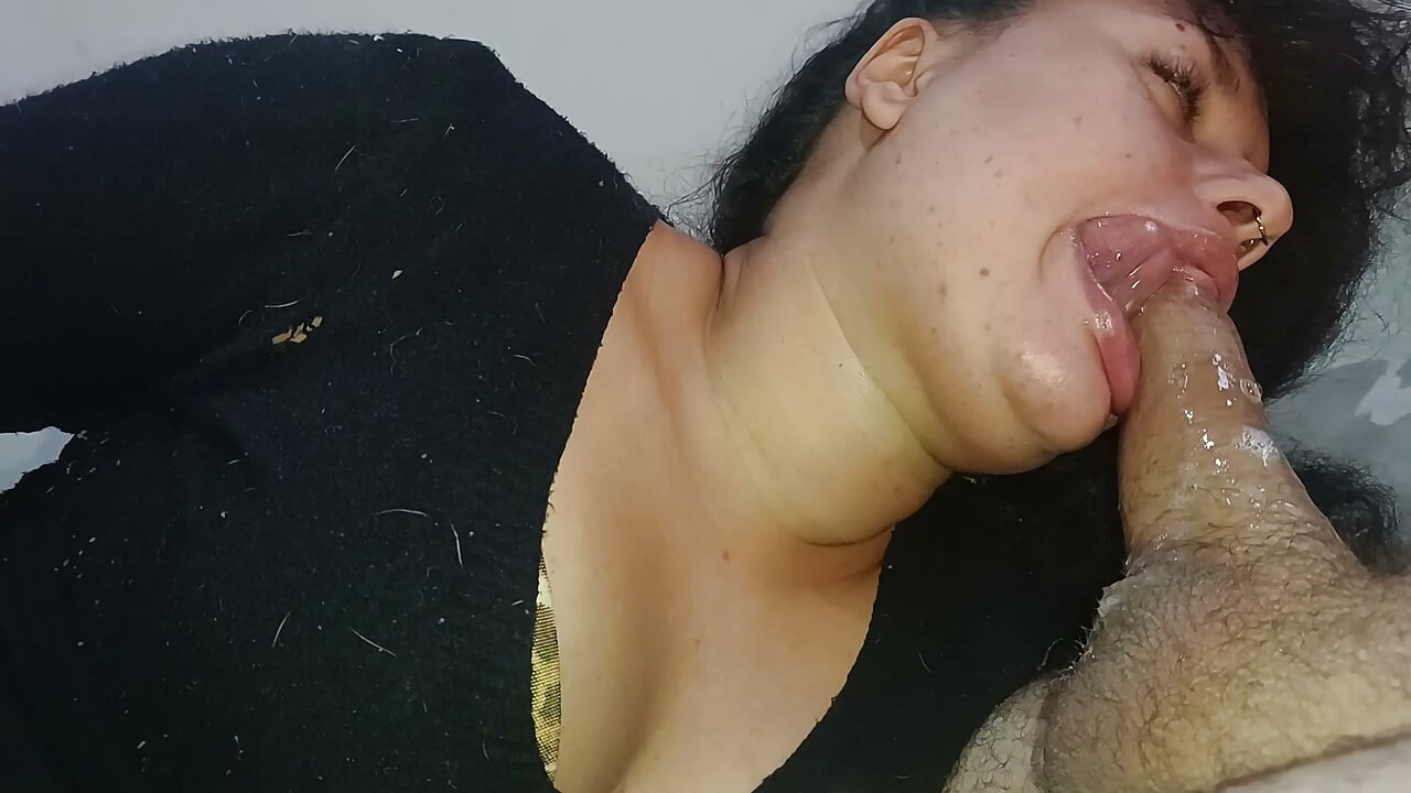 लालची और विकृत व्यभिचारी पति का लंड निगल रहे हैं