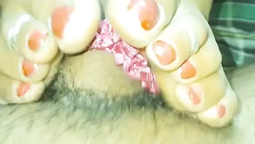 Desi priya bhabhi memberikan footjob dan blojob handjob vum di mulut