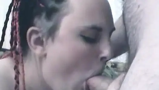 İri göğüslü dövmeli iri güzel kadın yarağa biniyor ve sonra boşalıyor