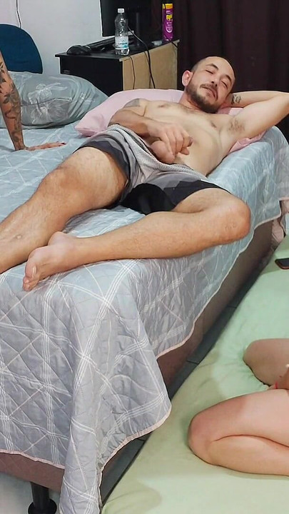 Esposa teve que compartilhar cama com seu amigo recentemente separado | Clipe 1