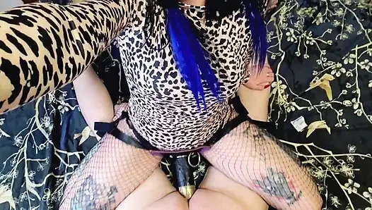 Nika si cewek dominan lagi asik seks anal sama budak seksnya dengan lembut sambil pakai masker gas. Pegging femdom