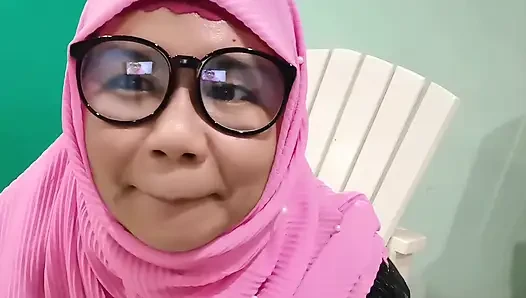 Satıcı, ruj canlı satırken astları tarafından ihanete uğradı.