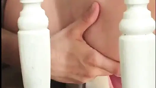 Юная блондинка делает двойное проникновение на лестнице