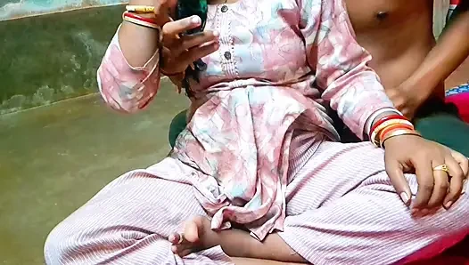 Bhabhi desa India desi menunjukkan payudara dengan kekasih