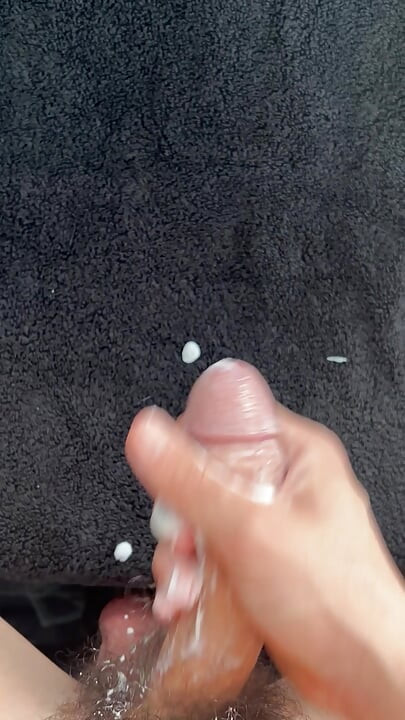 Tắm trên để bạn của tôi trong phòng bên cạnh không thể nghe thấy tôi bust trong khi suy nghĩ về họ