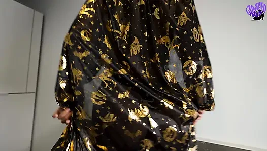 Süße geile hexe in schwarzen strümpfen lutscht und fickt zu Halloween - Pantera Nika