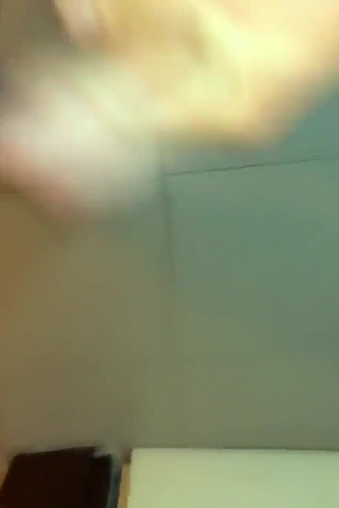 화장실에서 자지를 빨고 점유된 오두막에서 사정하는 트윈크 위험한 자지