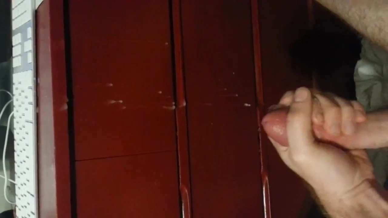 Enorme gozada enorme esguichando uma tonelada de porra