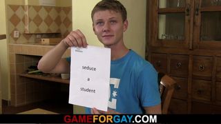 Homo -weddenschap om hetero -student te verleiden en te neuken