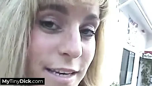 Tante seksi rambut pirang jago banget nyepong kontol