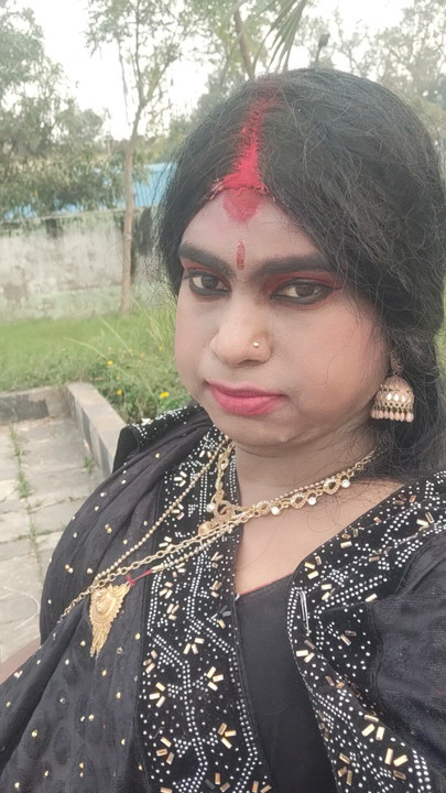 Кроссдрессер Meghna Sissy выходит в парке