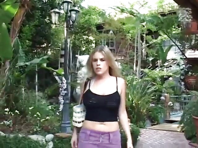 Blonde babe tiet neukt het gereedschap van de man met haar sappige tieten