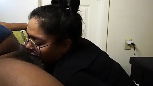 Menarik kontol itu dengan tenggorokannya