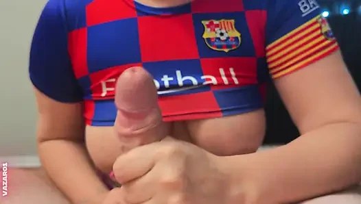 Penggemar Barcelona menyentak penis besar saya dengan air mani di payudaranya yang besar