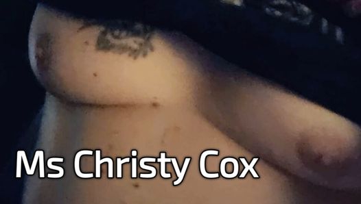 Frau christy cox, eine sexy transfrau, spielt mit ihren möpsen