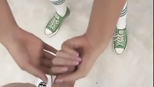 Güzel sarışın öğrenci büyük bir yarakla sikiliyor ve ağzına boşalıyor