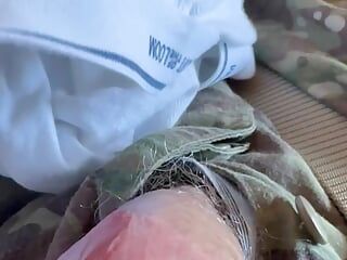 Soldado del ejército masturbándose en varios uniformes cumpiliation!
