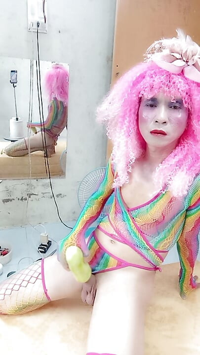 Transgender Le veste-se de forma sensual e brinca com copos de sexo. Peitos artificiais