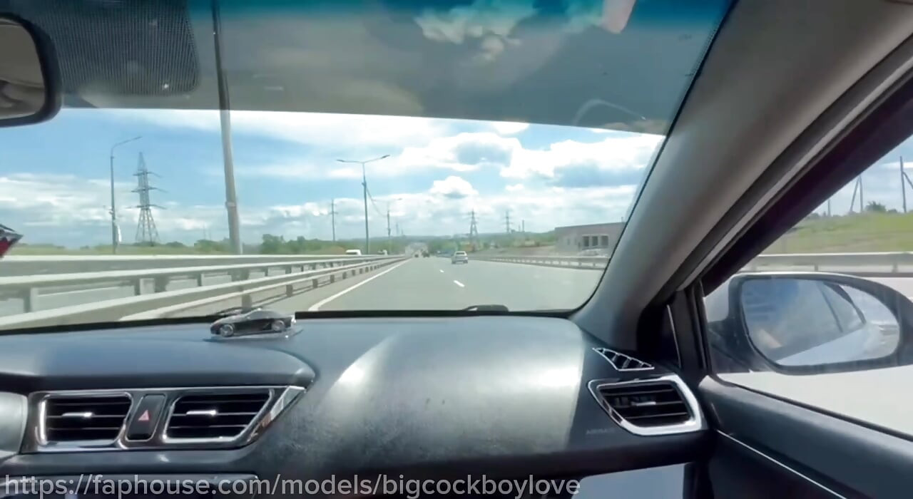 我在高速公路上的一辆车上对出租车司机撸管, 路人监视我, 我把精液倒在座位上