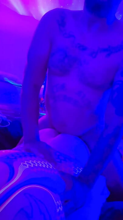 69 in een neon bodystocking POV doggy creampie met TS Diana Deelight in sokken.